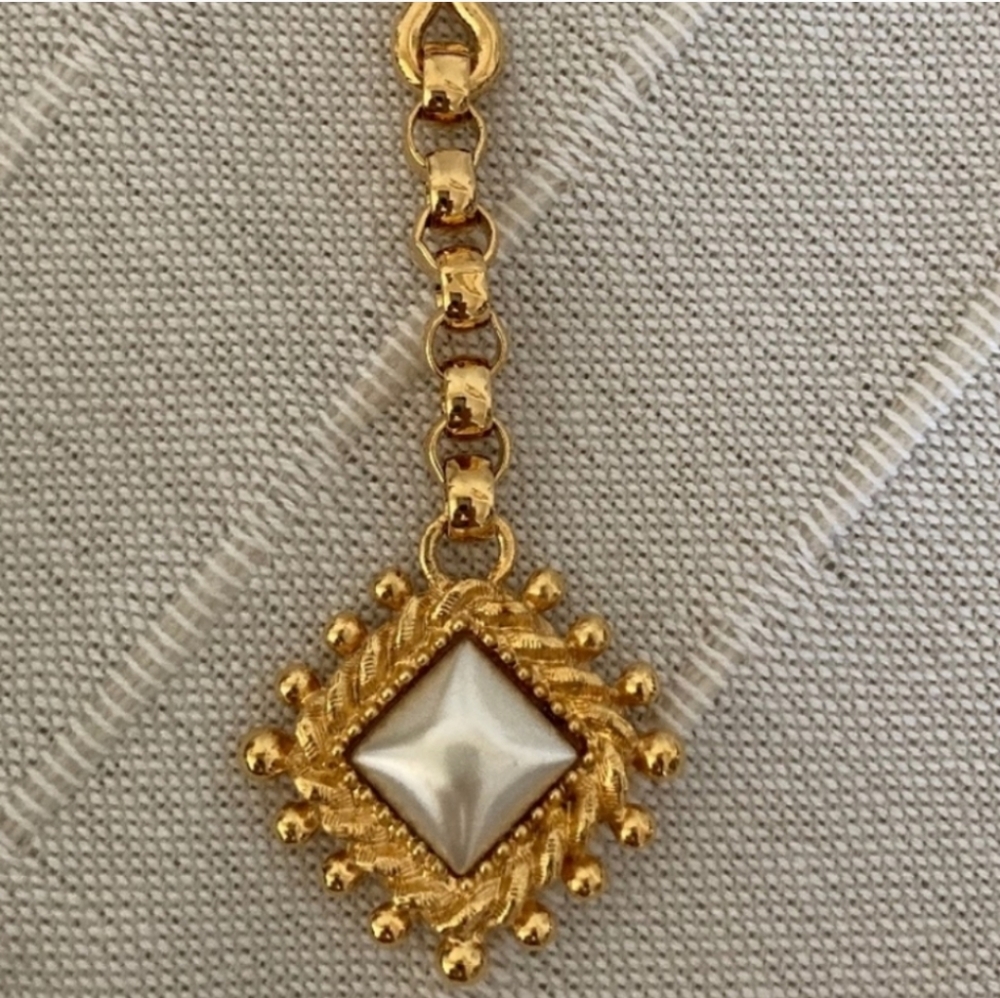 ST JOHN gorgeous Gold & Pearl Charm Keychain